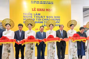 Các đại biểu cắt băng khai mạc triển lãm - Ảnh: Bộ VHTT&DL.