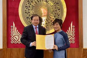 Thứ trưởng Bộ VH,TT&DL Tạ Quang Đông trao quyết định bổ nhiệm Chủ tịch Hội đồng trường Học viện Múa Việt Nam cho NSND Trần Ly Ly. (Ảnh: Bộ VH-TT&DL).