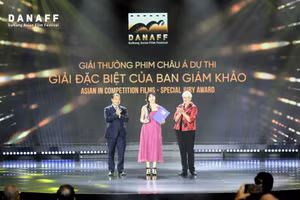 Đạo diễn Dương Diệu Linh nhận giải tại DANAFF III.