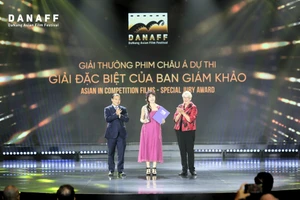 Đạo diễn Dương Diệu Linh nhận giải tại DANAFF III.