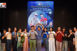 ‘Trung thu không xa cách’ sẻ chia với trẻ em vùng lũ lụt