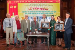 Khu Di tích Chủ tịch Hồ Chí Minh tại Phủ Chủ tịch tiếp nhận hiện vật do gia đình cụ Phạm Văn Công trao tặng. (ảnh Bộ VH,TT&DL).