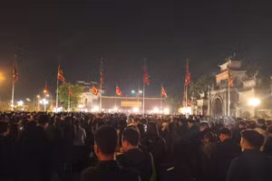 Người dân hồ hởi nhận lộc đền Trần Thương