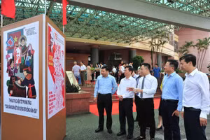 Trưng bày gần 200 tranh cổ động kỷ niệm 95 năm Ngày thành lập Đảng Cộng sản Việt Nam