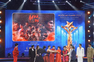 Đoàn làm phim "Mưa đỏ" nâng cúp tại Giải thưởng Ngôi Sao Xanh 2025.