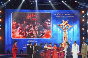 Đoàn làm phim "Mưa đỏ" nâng cúp tại Giải thưởng Ngôi Sao Xanh 2025.