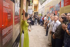 Trưng bày “Bút sắc, lòng son” diễn ra đến hết ngày 31/8 tại Di tích Nhà tù Hỏa Lò.