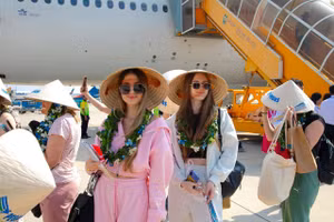 Đường hàng không tiếp tục là kênh chính, chiếm phần lớn (gần 80%) lượng khách quốc tế đến với Việt Nam - Ảnh: Cục DLQGVN.