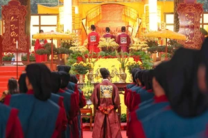 Nghi thức lễ dâng hương khai Xuân Bính Ngọ 2026 tại di tích Điện Kính Thiên - Ảnh: BTC.