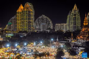 Chợ đêm Starlight tại thành phố Cảnh Hồng, Tây Song Bản Nạp. Ảnh: Xinhua.