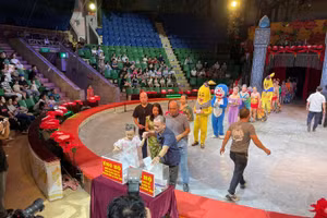 Tập thể cán bộ công nhân viên của Liên đoàn Xiếc Việt Nam và khán giả ủng hộ người dân bị thiệt hại trong vụ hỏa hoạn tại phường Khương Đình, quận Thanh Xuân, Hà Nội.