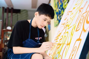 Hoạ sĩ nhí Phạm Hải Nguyên hiện đang học lớp 8 Trường THCS Hoàng Văn Thụ, phường Kỳ Lừa, tỉnh Lạng Sơn. 