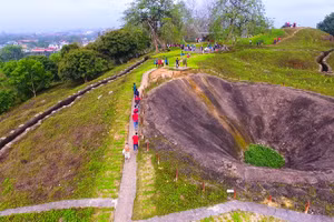 Du khách tham quan khu di tích đồi A1 - Ảnh ITN.
