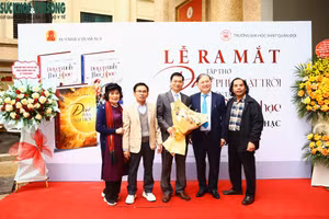 TSKH Phan Xuân Dũng, các nhà phê bình Văn Giá, Nguyễn Thị Thiện, Bùi Việt Mỹ và nhà thơ Lê Cảnh Nhạc.