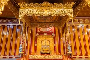 Bảo vật quốc gia Ngai vua triều Nguyễn trưng bày tại di tích điện Thái Hòa thời điểm chưa bị xâm hại - Ảnh: Bộ VHTTDL.