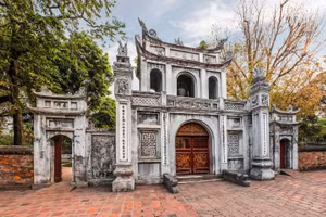 Mạc Đĩnh Chi là cháu đời xa của Mạc Hiển Tích, viễn tổ của Mạc Đăng Dung.