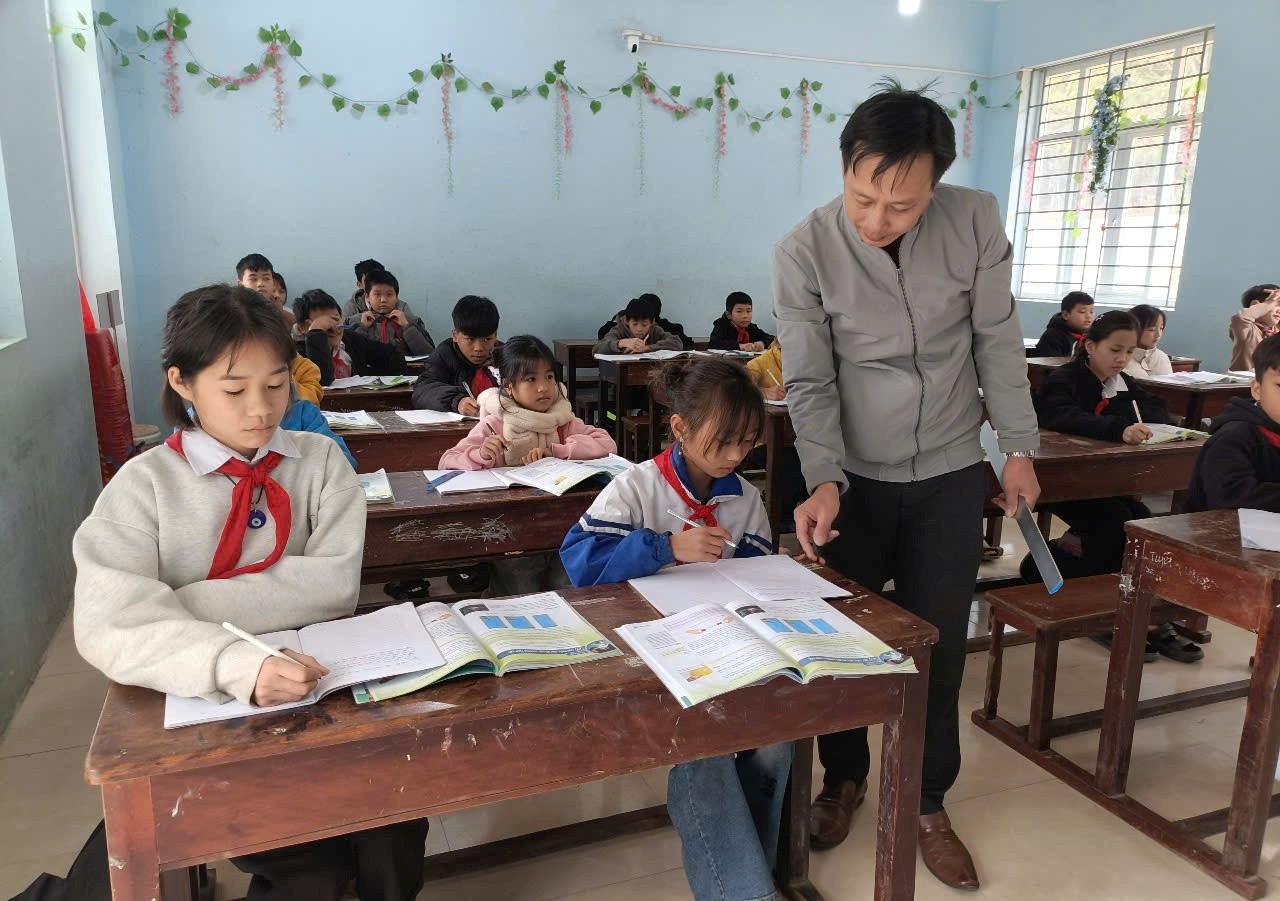 Học sinh Trường PTDTBT-THCS Sơn Thủy (Quan Sơn, Thanh Hóa) đến lớp học sau kỳ nghỉ Tết. 1-hoc-sinh-truong-ptdtbt-thcs-son-thuy-quan-son-thanh-hoa-den-lop-hoc-sau-ky-nghi-tet.jpg