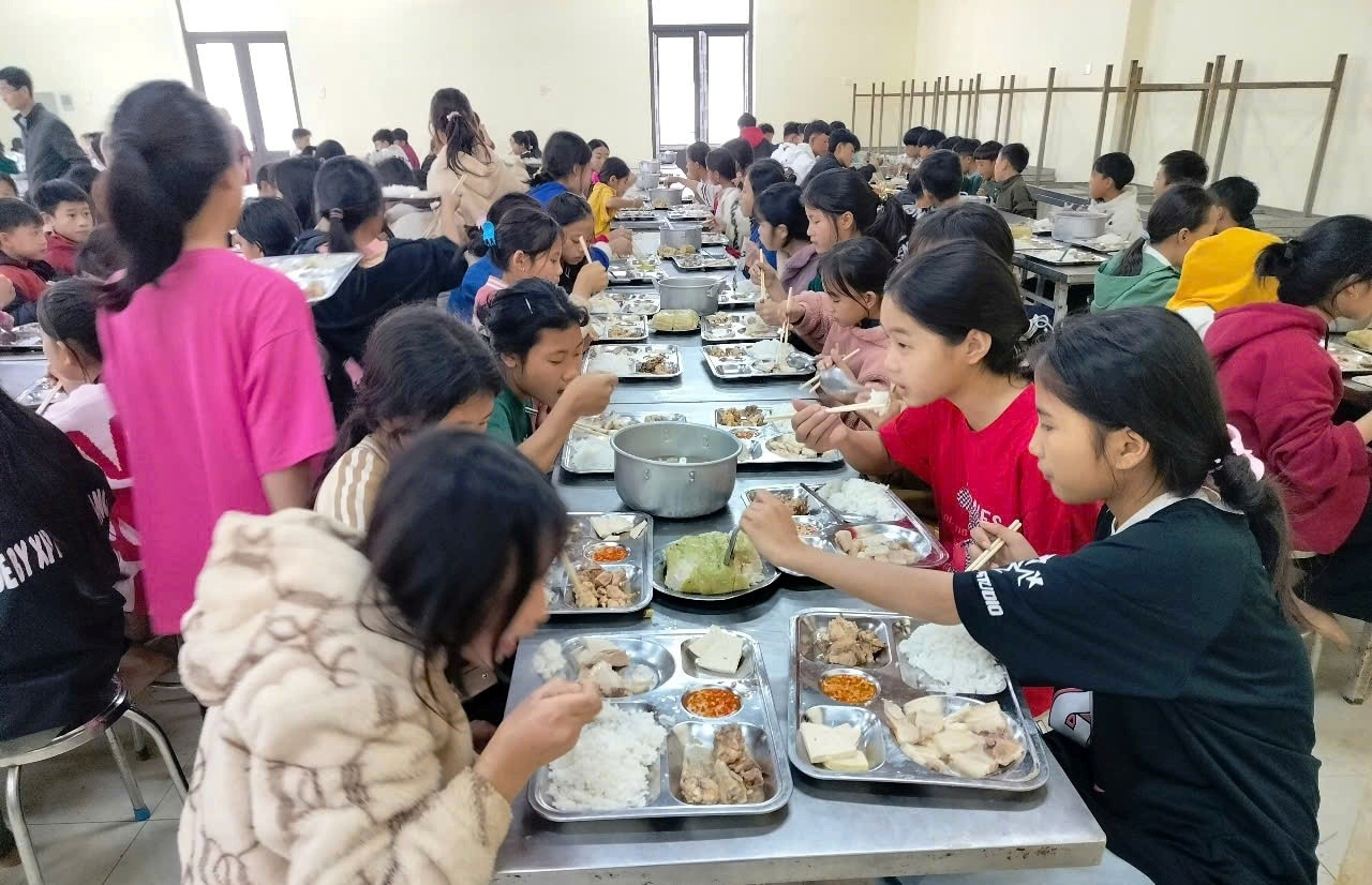 Bữa liên hoan Tất niên của Trường PTDTBT - THCS Trung Lý (Mường Lát, Thanh Hóa). 12-bua-lien-hoan-tat-nien-cua-truong-ptdtbt-thcs-trung-ly-muong-lat-thanh-hoa.jpg