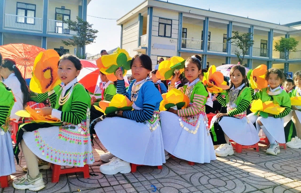 Học sinh Trường Tiểu học Nhi Sơn (Mường Lát, Thanh Hóa) xúng xính váy áo sắc sỡ dự Lễ khai giảng năm học 2024-2025.