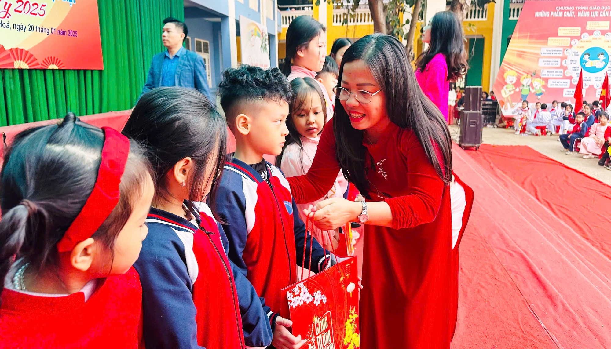 Cô NGuyễn Thị Hiền, Hiệu trưởng Trường Tiểu học Nguyễn Văn Trỗi (TP Thanh Hóa) tặng quà tết cho học sinh nghèo. 2a60dd68d2056d5b3414.jpg