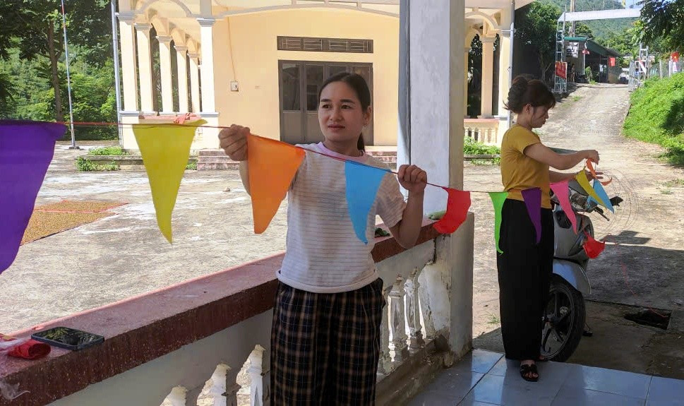 Các cô giáo ở điểm lẻ Chiềng Nưa - Trường Mầm non Tây Tiến (Mường Lý) chuẩn bị cờ hoa để đón trẻ đến trường vào sáng ngày 5/9. 7.jpg
