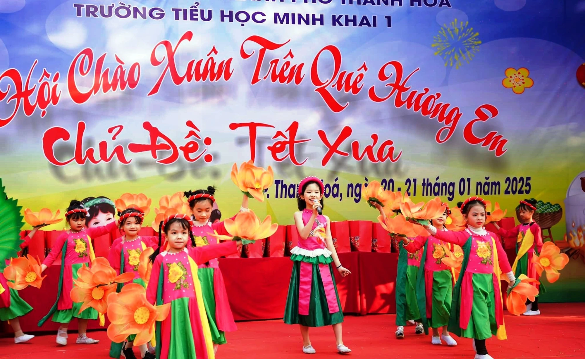 Tiết mục văn nghệ của học sinh Trường Tiểu học Minh Khai tại Hội chào Xuân của nhà trường.