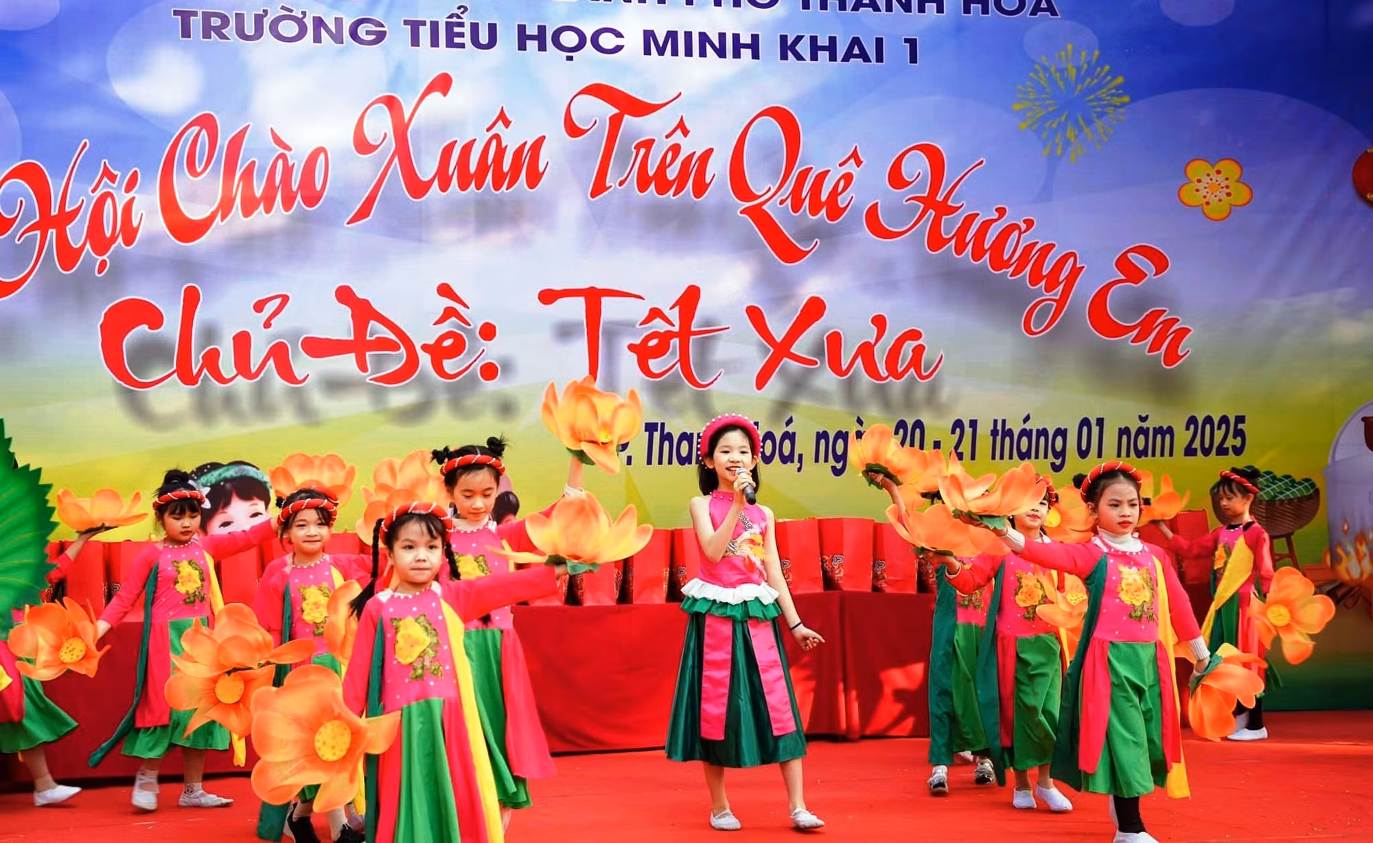 Tiết mục văn nghệ của học sinh Trường Tiểu học Minh Khai tại Hội chào Xuân của nhà trường.