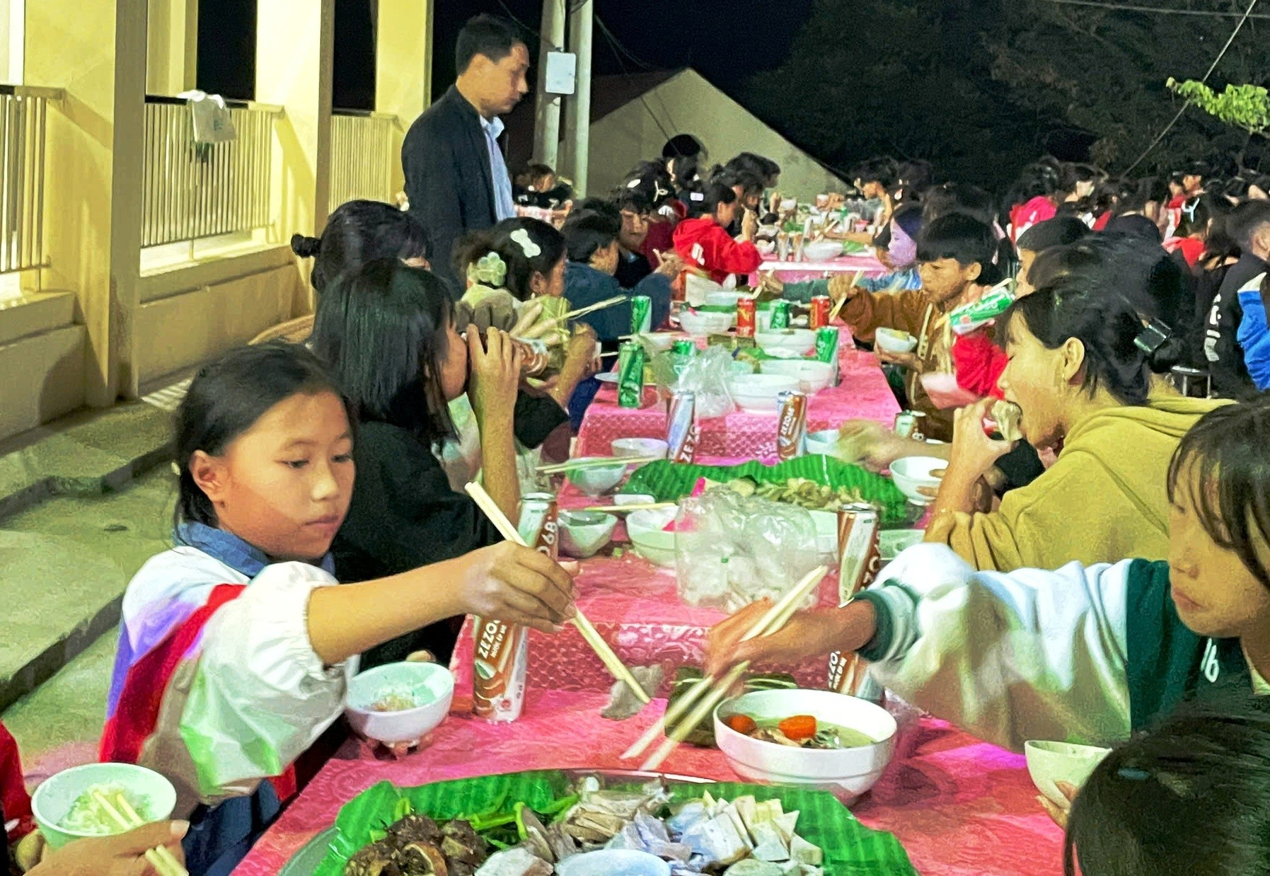 Học sinh Trường PTDTBT - THCS Mường Lý (Mường Lát, Thanh Hóa) rất phấn khởi vì được nhà trường tổ chức liên hoan Tất niên trước khi về nhà đón Tết. 5-hoc-sinh-truong-ptdtbt-thcs-muong-ly-muong-lat-thanh-hoa-rat-phan-khoi-vi-duoc-nha-truong-to-chuc-lien-hoan-tat-nien-truoc-khi-ve-nha-don-tet.jpg