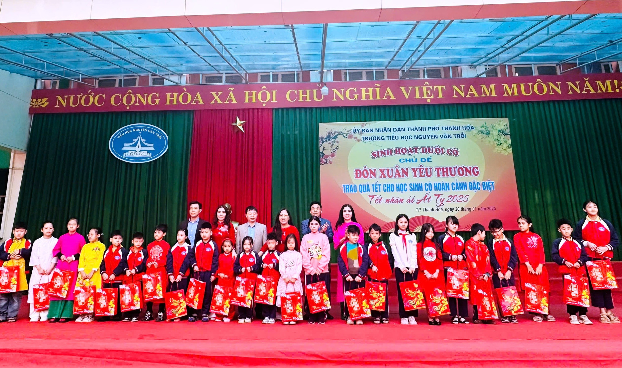 Học sinh Trường Tiểu học Nguyễn Văn Trỗi (TP Thanh Hóa) nhận quà Tết. ca3b557e5813e74dbe02.jpg