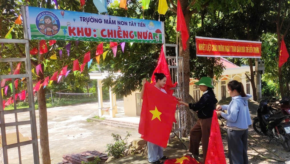 Các cô giáo ở điểm lẻ Chiềng Nưa - Trường Mầm non Tây Tiến (Thanh Hóa) chuẩn bị cho ngày khai giảng. 