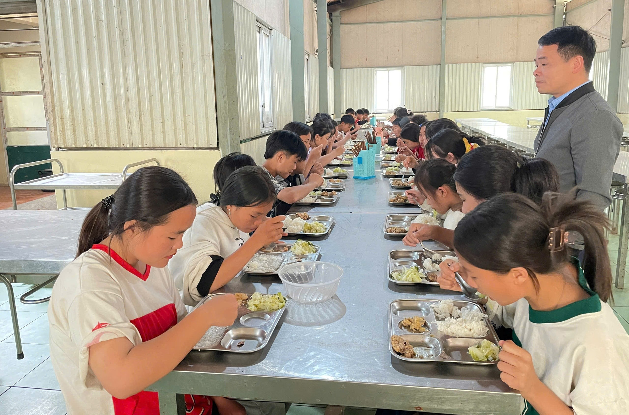 Bữa ăn trưa (ngày 4/2) của học sinh Trường PTDTBT-THCS Mường Lý (Mường Lát, Thanh Hóa) được thầy giáo giám sát chặt chẽ. 5-bua-an-trua-ngay-42-cua-hoc-sinh-truong-ptdtbt-thcs-muong-ly-muong-lat-thanh-hoa.jpg