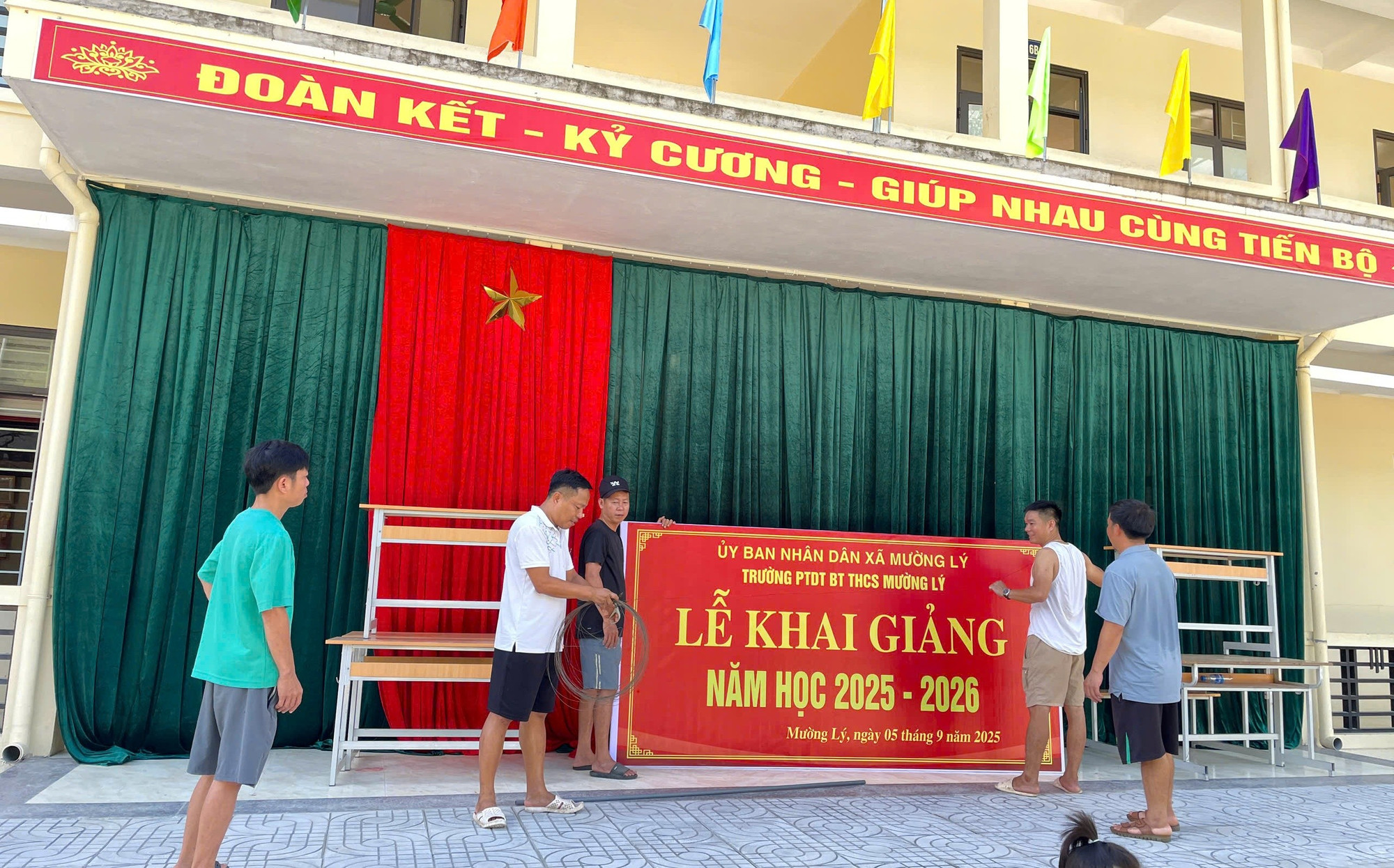 Công tác chuẩn bị Lễ khai giảng năm học mới 2025-2026 ở Trường PTDTBT-THCS Mường Lý. 3.jpg