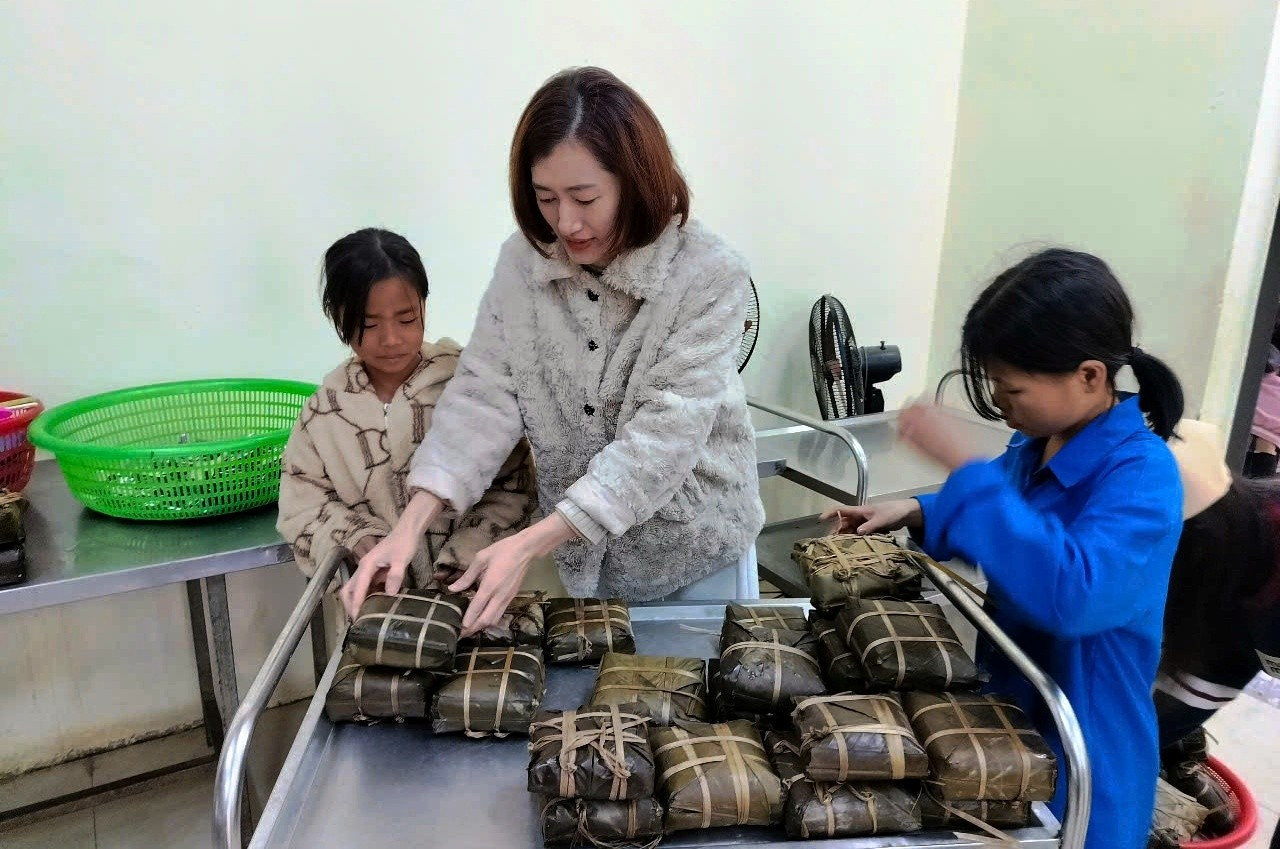 Cô và trò Trường PTDTBT - THCS Trung Lý (Mường Lát, Thanh Hóa) cùng nhau xếp bánh chưng. 11-co-va-tro-truong-ptdtbt-thcs-trung-ly-muong-lat-thanh-hoa-cung-nhau-xep-banh-chung.jpg