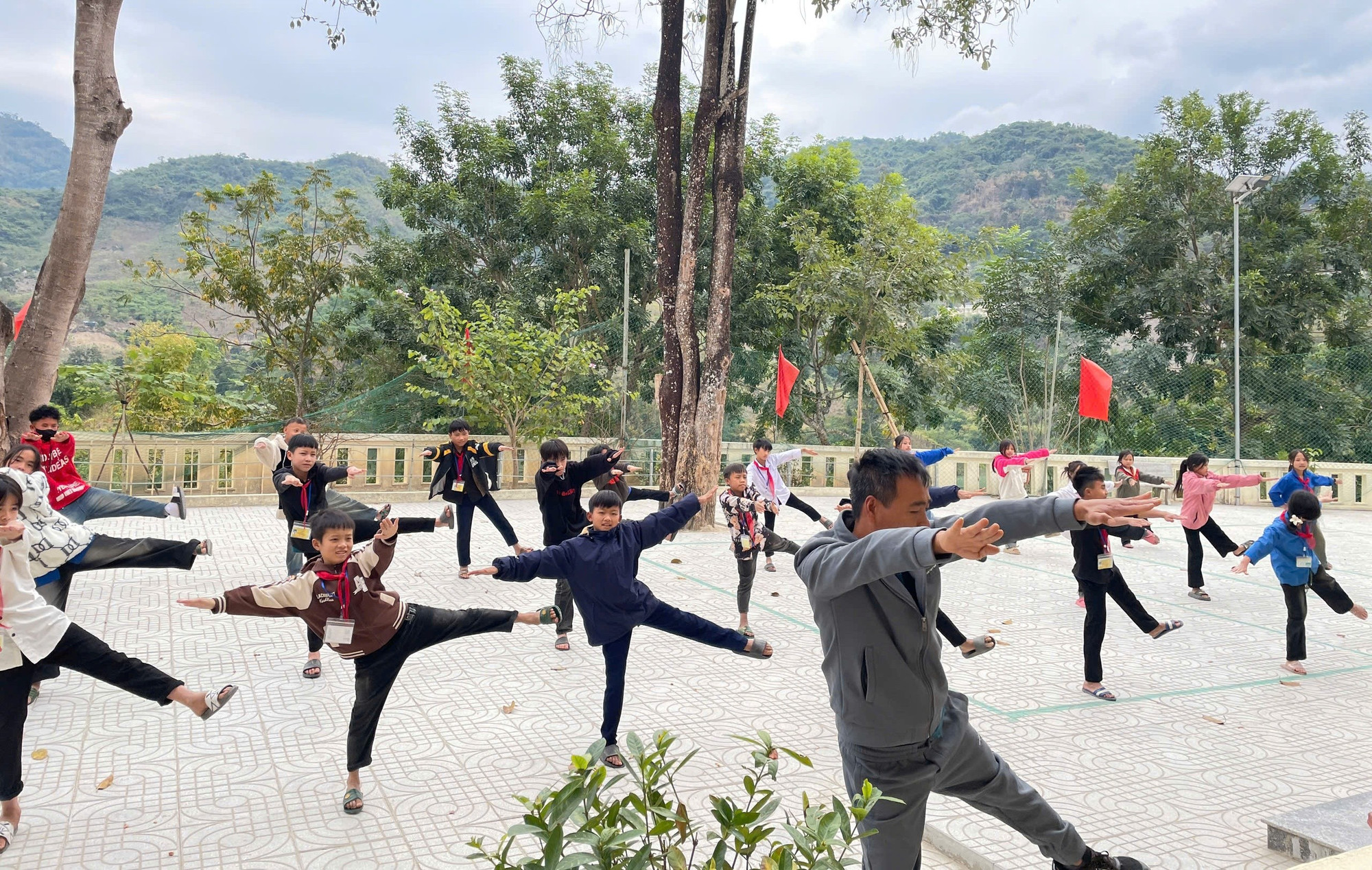 Giờ tập thể dục của học sinh Trường PTDTBT-THCS Mường Lý (Mường Lát, Thanh Hóa) sau kỳ nghỉ Tết. 3-gio-tap-the-duc-cua-hoc-sinh-truong-ptdtbt-thcs-muong-ly-muong-lat-thanh-hoa-sau-ky-nghi-tet.jpg