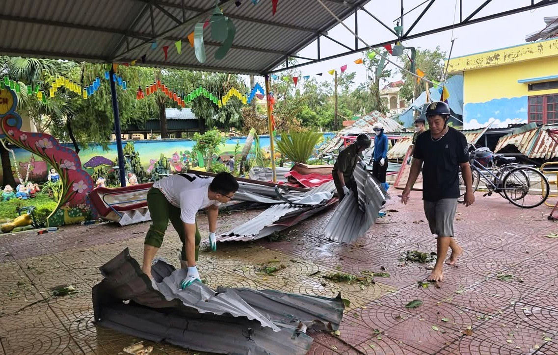 Lực lượng chức năng hỗ trợ nhà trường dọn dẹp vệ sinh sau bão. 6.jpg