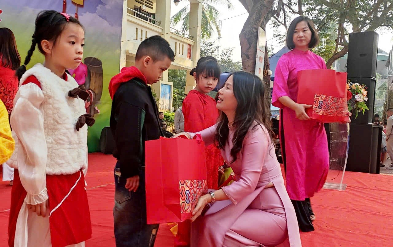 Cô giáo Dương Thị Thu Hà, Hiệu trưởng Trường Tiểu học Minh Khai 1 tặng quà Tết cho học sinh nghèo. 3bd28f2d094fb611ef5e.jpg