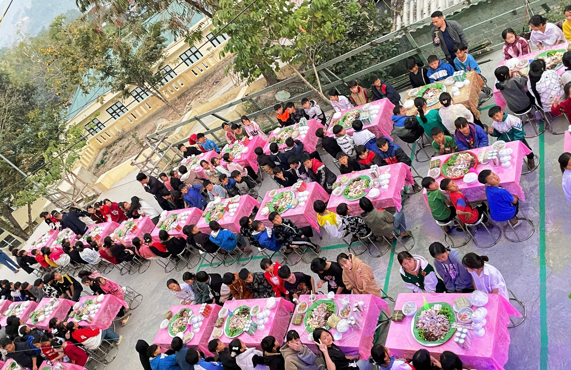 Hàng trăm học sinh Trường PTDTBT - THCS Mường Lý (Mường Lát, Thanh Hóa) được dự bữa cỗ Tất niên tại trường. 2-hang-tram-hoc-sinh-truong-ptdtbt-thcs-muong-ly-muong-lat-thanh-hoa-duoc-du-bua-co-tat-nien-tai-truong.jpg