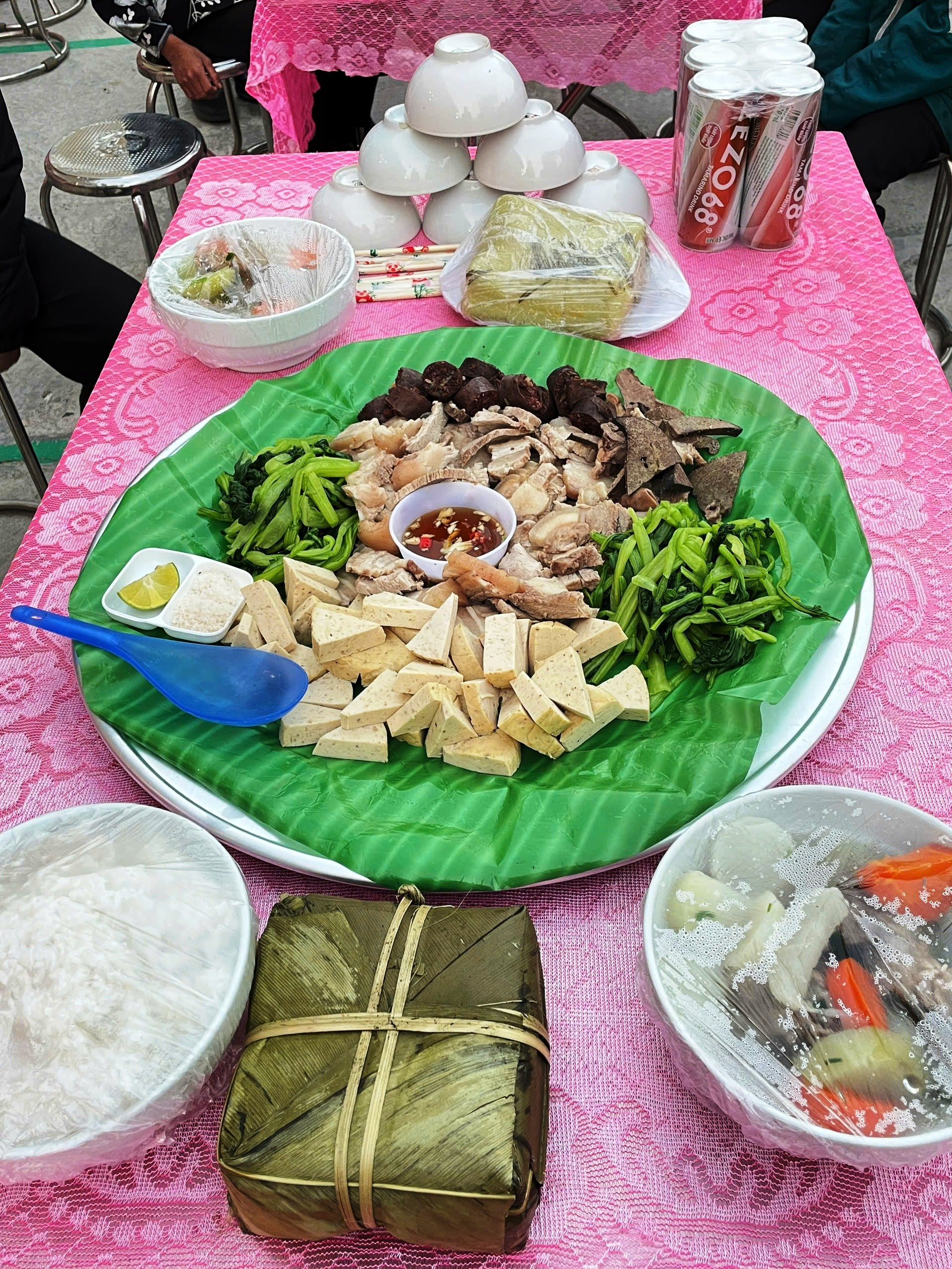- Để tổ chức bữa liên hoan Tất niên cho học sinh, Trường PTDTBT - THCS Mường Lý (Mường Lát, Thanh Hóa) đã chuẩn bị những mâm cỗ tươm tất. 3-de-to-chuc-bua-lien-hoan-tat-nien-cho-hoc-sinh-truong-ptdtbt-thcs-muong-ly-muong-lat-thanh-hoa-da-chuan-bi-nhung-mam-co-tuom-tat.jpg