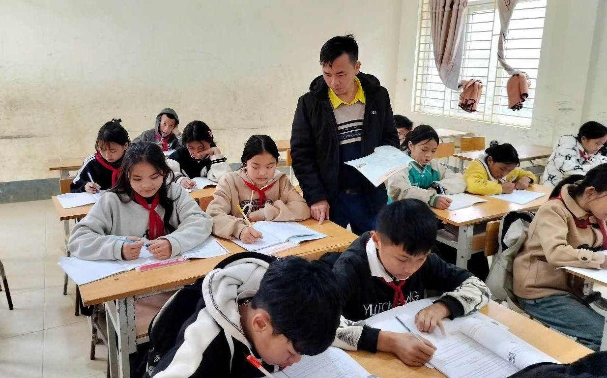 Thầy và trò Trường PTDTBT-THCS Trung Lý (Mường Lát, Thanh Hóa) sau kỳ nghỉ Tết. thay-va-tro-truong-ptdtbt-thcs-trung-ly-muong-lat-thanh-hoa-sau-ky-nghi-tet.jpg