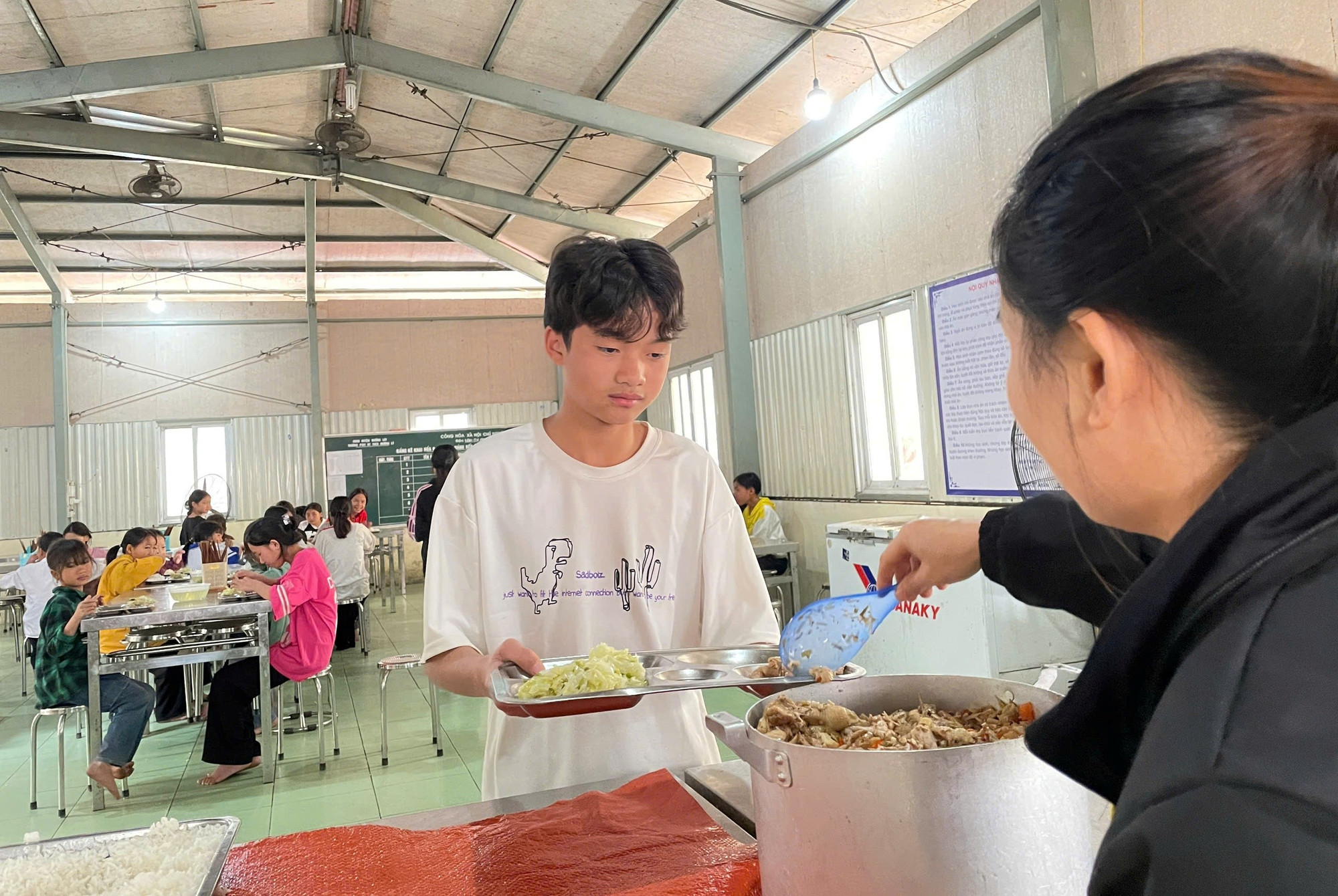 Học sinh Trường PTDTBT-THCS Mường Lý (Mường Lát, Thanh Hóa) nhận phần cơm tại bếp ăn bán trú. 4-hoc-sinh-truong-ptdtbt-thcs-muong-ly-muong-lat-thanh-hoa-nhan-phan-com-tai-bep-an-ban-tru.jpg