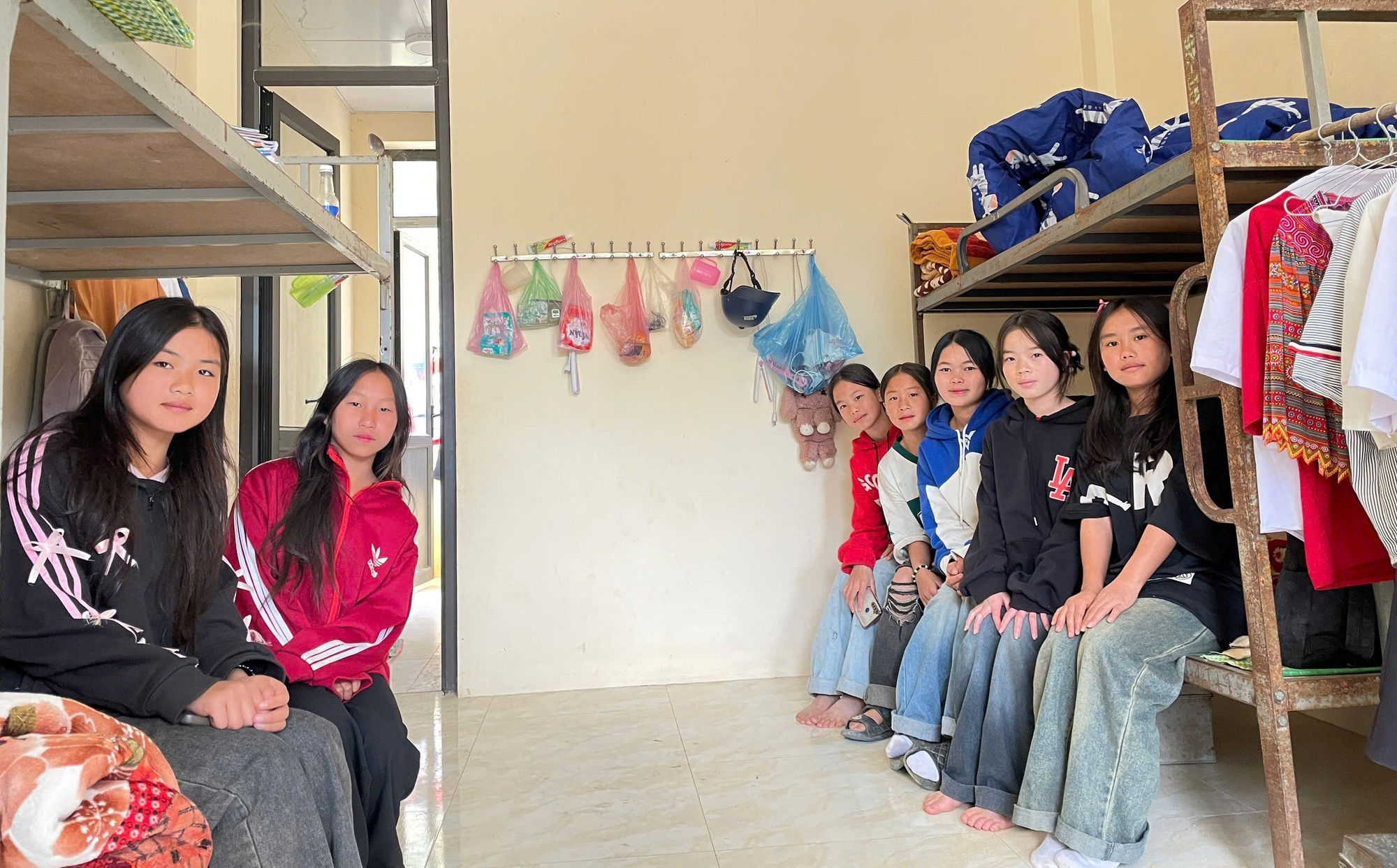 Những nét mặt rạng rỡ của các nữ sinh Trường PTDTBT-THCS Mường Lý (Mường Lát, Thanh Hóa) khi trở lại trường sau kỳ nghỉ Tết dài ngày. nhung-net-mat-rang-ro-cua-cac-nu-sinh-truong-ptdtbt-thcs-muong-ly-muong-lat-thanh-hoa-khi-tro-lai-truong-sau-ky-nghi-tet-dai-ngay.jpg