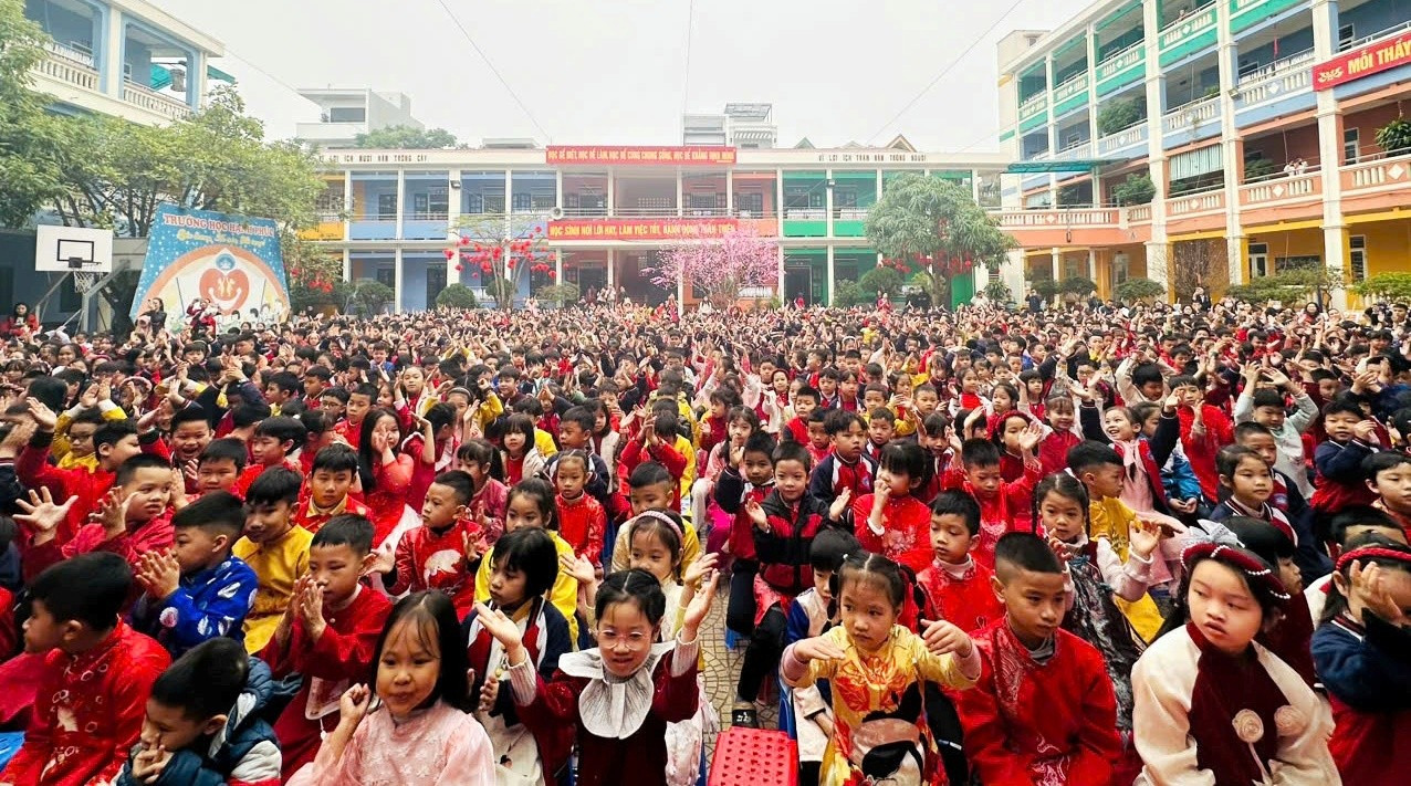 Hàng nghìn học sinh Trường Tiểu học Nguyễn Văn Trỗi (TP Thanh Hóa) tham gia buổi hoạt động dưới cờ. eacf729399c5269b7fd4.jpg