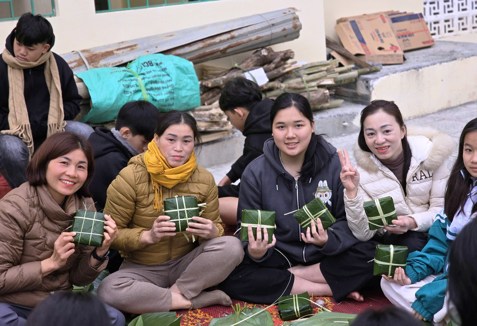Niềm hạnh phúc của cô và trò Trường phổ thông dân tộc nội trú - THCS Quan Sơn (Thanh Hóa) trong buổi gói bánh chưng Tết. 15-niem-han-phuc-cua-co-va-tro-truong-pho-thong-dan-toc-noi-tru-thcs-quan-son-thanh-hoa-trong-buoi-goi-banh-chung-tet.jpg