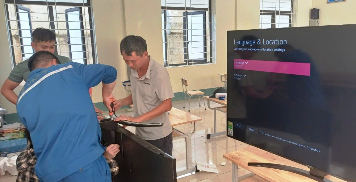 Lực lượng kỹ thuật VNPT đang chuẩn bị cho Lễ khai giảng tại Trường Tiểu học Pù Nhi. luc-luong-ky-thaautj-cua-vnpt-lap-dat-he-thong-truyen-hinh-tai.jpg