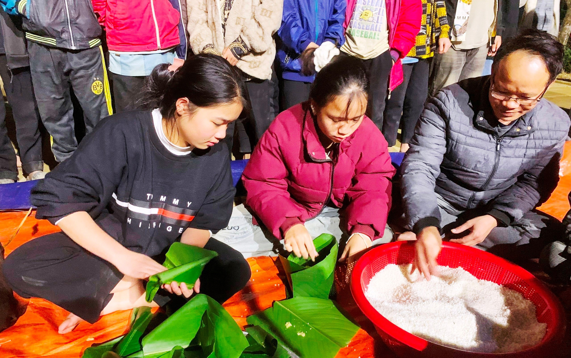 Thầy giáo Trường PTDTBT - THCS Trung Lý (Mường Lát, Thanh Hóa) hướng dẫn học sinh gói bánh chưng. 7-thay-giao-truong-ptdtbt-thcs-trung-ly-muong-lat-thanh-hoa-huong-dan-hoc-sinh-goi-banh-chung.jpg