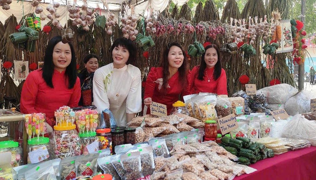 Gian hàng "Tết xưa" được các cô giáo Trường Tiểu học Minh Khai 1 (TP Thanh Hóa) tạo dựng. 625695ef178da8d3f19c.jpg