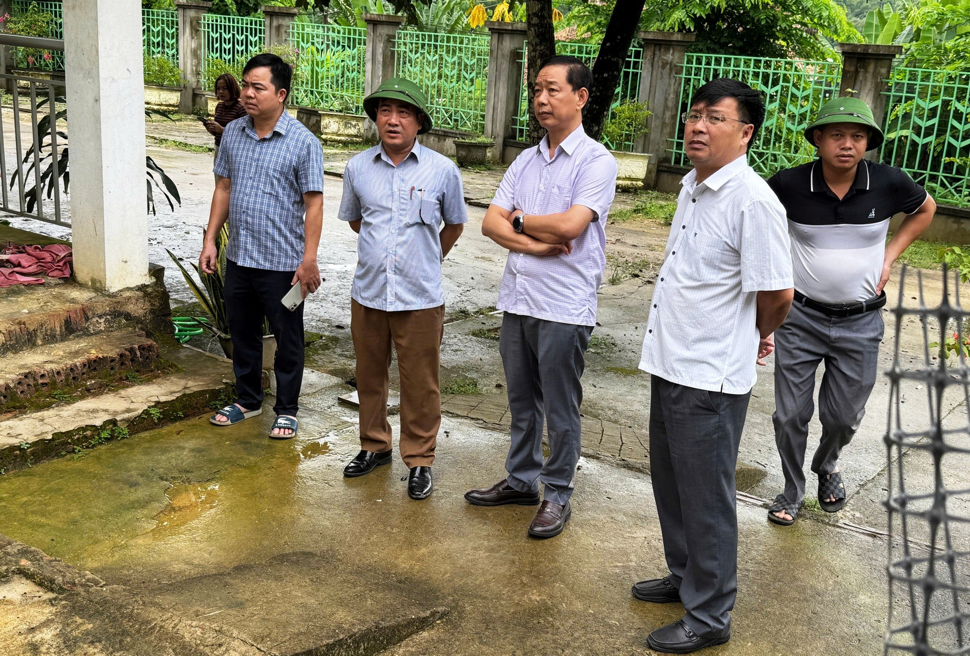 Ông Tạ Hồng Lựu (người giữa) - Quyền Giám đốc Sở GD&ĐT Thanh Hóa đi kiểm tra công tác khắc phục hậu quả sau bão tại xã Văn Phú (Thanh Hóa). 6-7118.jpg