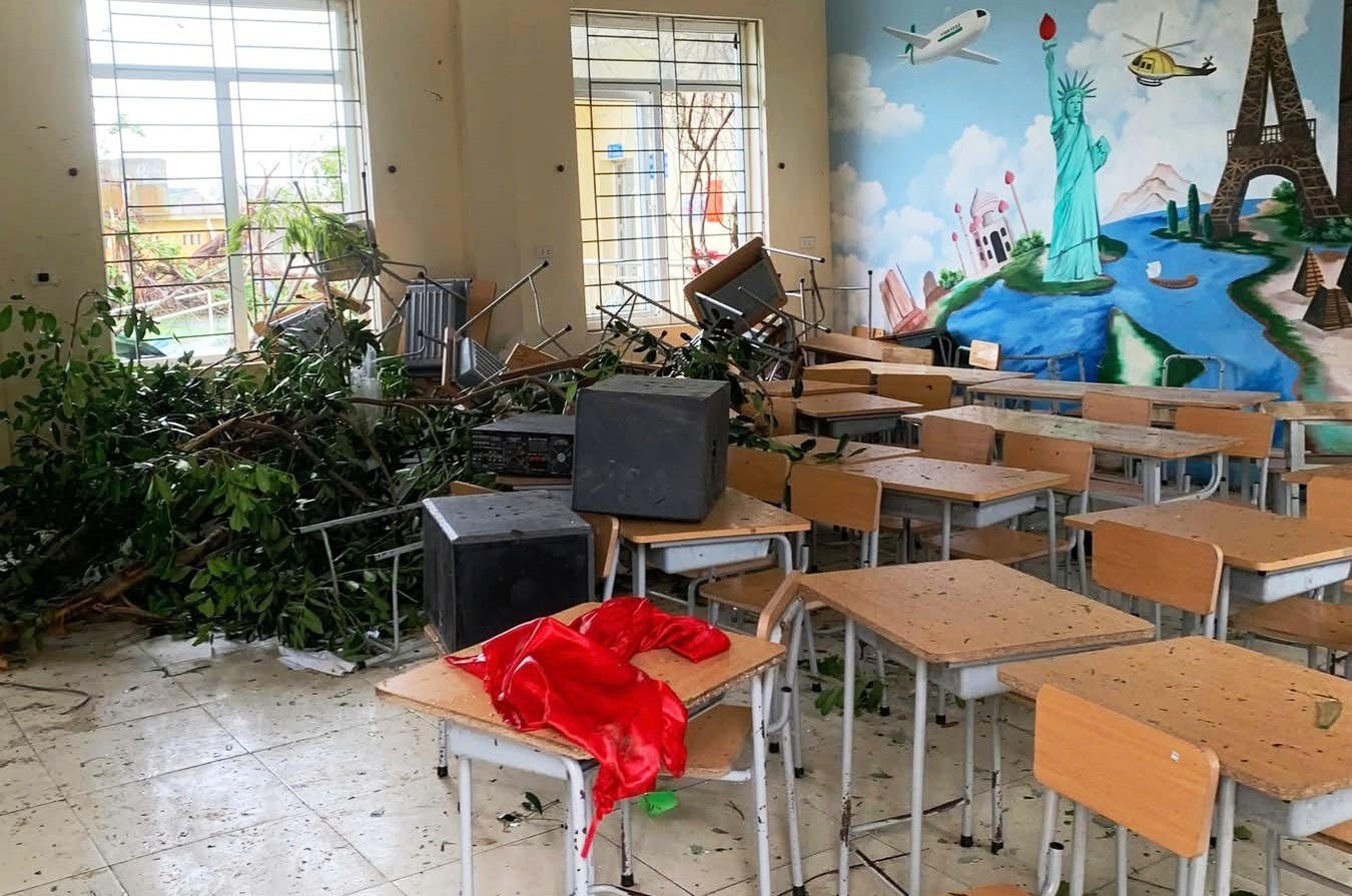 Bão quét qua khiến cơ sở vật chất nhiều trường học ở Thanh Hóa bị hư hại. Ảnh: Thế Lượng.