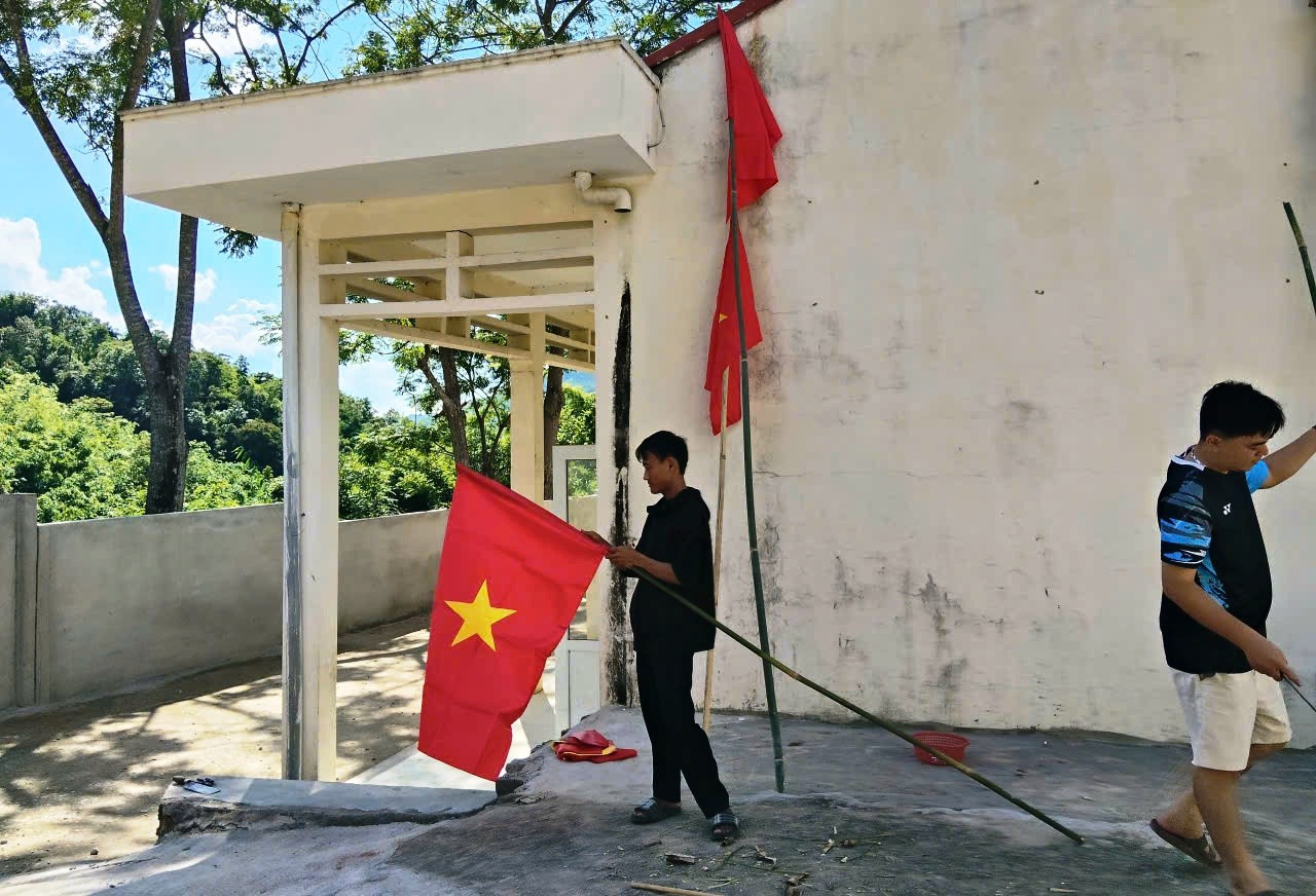 Thầy giáo ở điểm lẻ Tà Cóm - Trường Tiểu học Trung Lý 2 chuẩn bị cho ngày khai giảng năm học mới. 5.jpg