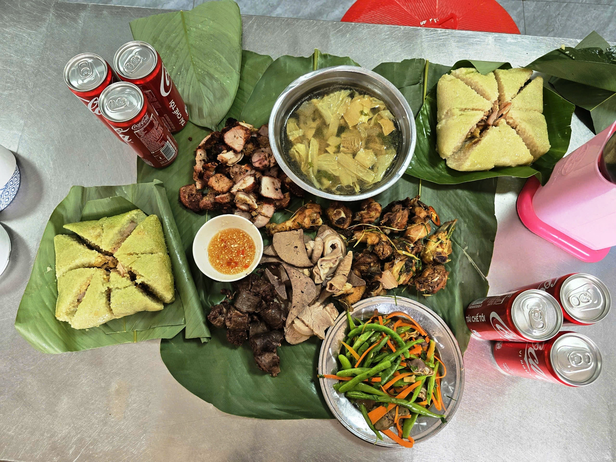 Mâm cỗ Tất niên của học sinh Trường phổ thông dân tộc nội trú - THCS Quan Sơn (Thanh Hóa). 16-mam-co-tat-nien-cua-hoc-sinh-truong-pho-thong-dan-toc-noi-tru-thcs-quan-son-thanh-hoa.jpg
